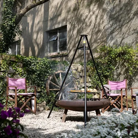 Maechenhaften In Historischem Gebaeude 12p I 4 Baeder I Sauna Zubuchbar I Pizzaofen L Garten Lägenhet *